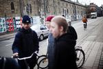 Protestfest. Knægte hænger ud i Prinsessegade foran Christiania. Gaden bliver fredag lukket af mellem 16 og 22 for at give plads til loppemarked og levende musik. 