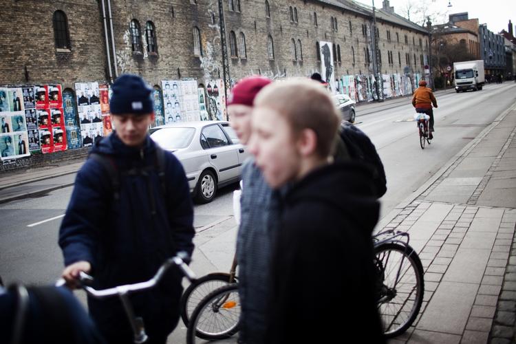 Protestfest. Knægte hænger ud i Prinsessegade foran Christiania. Gaden bliver fredag lukket af mellem 16 og 22 for at give plads til loppemarked og levende musik. 