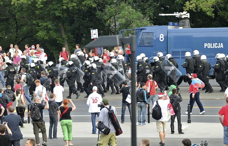 URO. Mindst 600 politibetjente forsøger at skabe ro og orden i Polens hovedstad, der lægger stadion til aftenens kampe. 