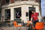 Sønder Boulevard har efterhånden en række gode caféer, hvor man kan sidde udendørs og få sig en kop kaffe eller øl, mens man kigger ud over blomstrende træer og bordtennisspillere. 