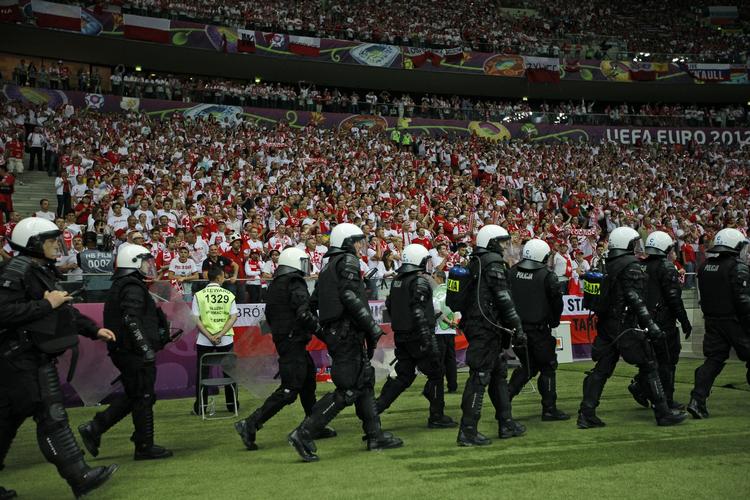 URO. Kampkklædte polske betjente på stadion under kampen mellem Polen og Rusland - en kamp, der resulterede i omfattende uroligheder i Warszawas gader. 