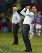 frustration. Bert van Marwijk ærgrer sig under kampen mod Danmark. I baggrunden ses Danmarks landstræner, Morten Olsen. 