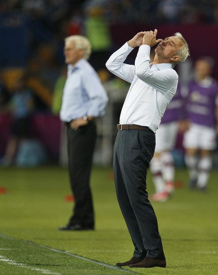 frustration. Bert van Marwijk ærgrer sig under kampen mod Danmark. I baggrunden ses Danmarks landstræner, Morten Olsen. 