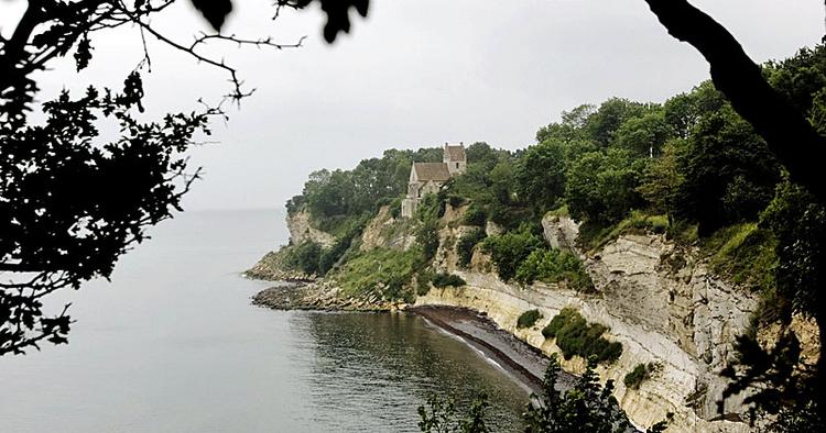 UDSIGT. På Stevns Klint på Sydsjælland kan du overnatte på Flagbanken og få en forrygende udsigt med i ferieoplevelsen. 