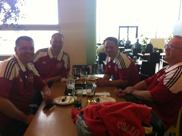 pessimister. Forventningen er i top hos danskerne, der i dag drager afsted med særfly til Ukraine for at følge Danmarks kamp mod Portugal. Men ved dette bord er der ikke stor tiltro til endnu et dansk mirakel. 