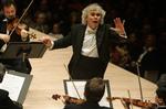 Simon Rattle kender sine musikere, og det er nogle helt  fantastisk fine og varierede klanglige nuancer, han er i stand til at  fremmane, ikke mindst i strygerne. 