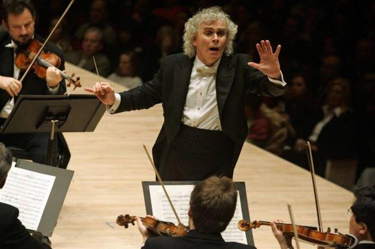 Simon Rattle kender sine musikere, og det er nogle helt  fantastisk fine og varierede klanglige nuancer, han er i stand til at  fremmane, ikke mindst i strygerne. 