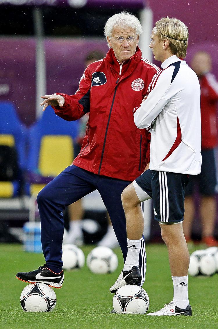 fokuseret. Morten Olsen instruerer Christian Poulsen under gårsdagens træning. Både spillere og DBU er mere end tilfredse med samarbejdet. Foto: Jens Dresling 