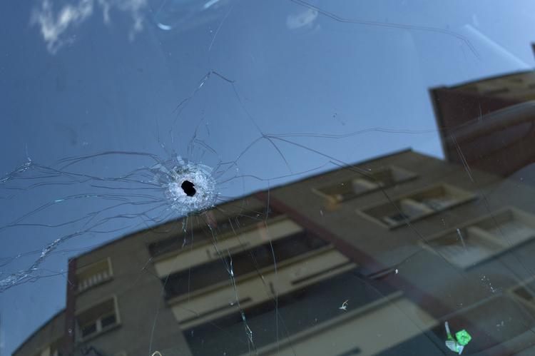 TERRORISME. Et skudhul vidner om ildkampen mellem politiet og Mohamed Merah, da han skulle anholdes for en stribe terrordrab i Toulouse. 