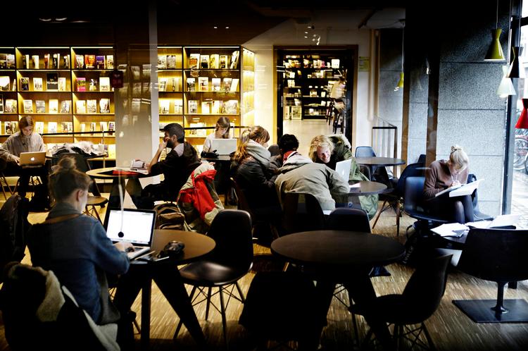 online. I dag kan private forlag og musikselskaber vælge digitalt udlån af deres værker fra. Det er et demokratisk problem og skal ændres, mener bibliotekscheferne. 