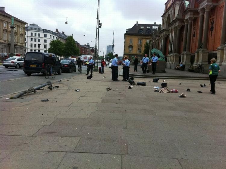 TRAFIKULYKKE. Politi ved ulykkesstedet efter påkørselen af cyklisten. 