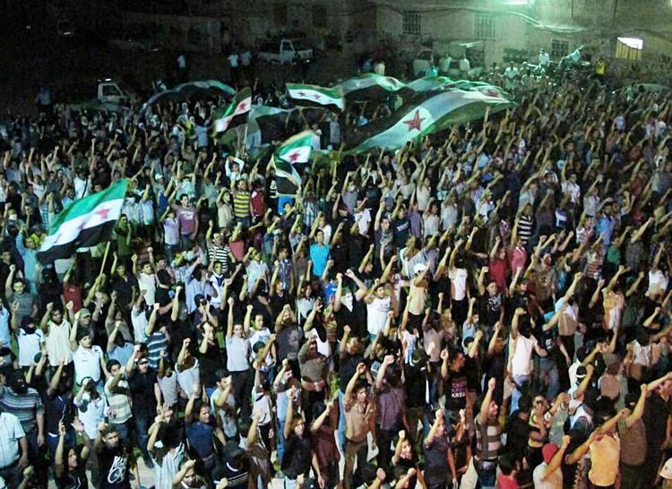 PROTEST. Dette billede er taget af en lokal i et område af Syriens hovedstad Damaskus. Demonstranterne protesterer mod situationen i Syrien. 