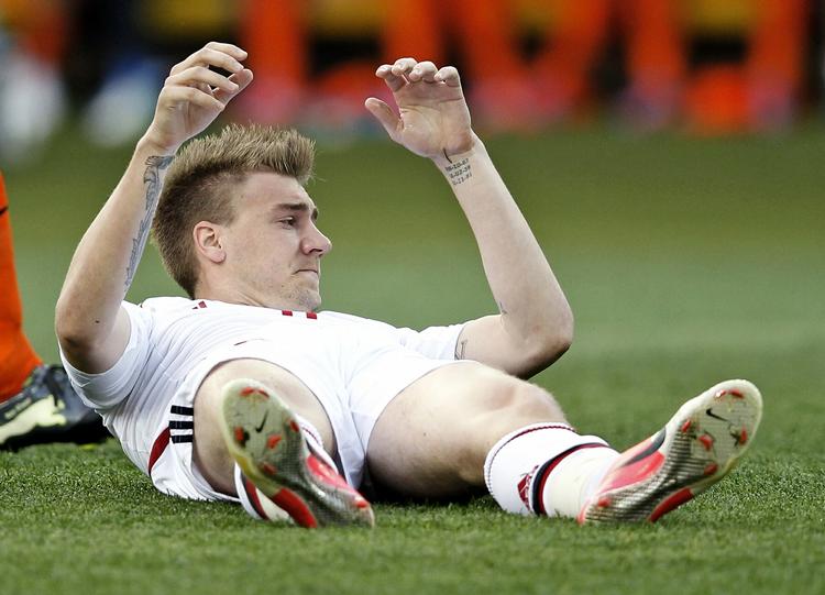 jubilar. Kun to gange tidligere har en dansker fejret sit 50-kampsjubilæum under en EM-slutrunde som Nicklas bendtner gør i aften. Det var Peter Schmeichel og Flemming Povlsen mod henholdsvis Frankrig og Tyskland i 1992. Og det gik jo meget godt. 