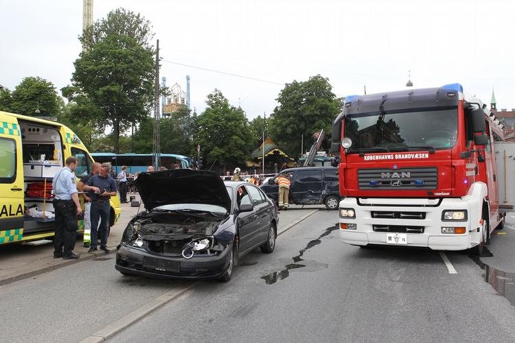 trafikulykke.. En varebil kørte over for rødt og blev påkørt af en venstresvingende bil i krydset H.C. Andersens Boulevard og Tietgensgade. Varebilen trillede herefter ind mod fortorvet, hvor en kvinde blev ramt og svært kvæstet. 