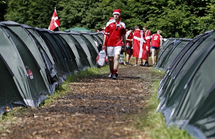 SMAT. Et skybrud har det gjort til en våd fornøjelse at være dansk tilskuer i lejren i Lviv. 
