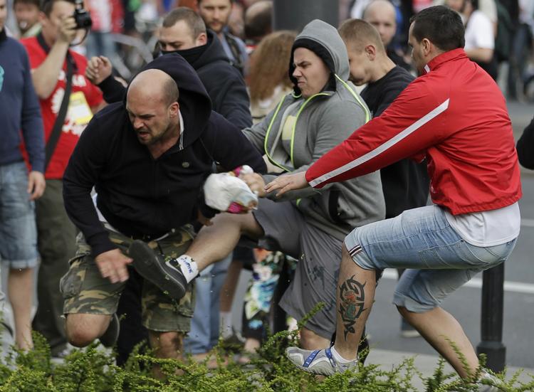 Vold. 15 personer blev såret og 140 anholdt, da det kom til kampe mellem hooligans fra Polen og Rusland tirsdag aften. 