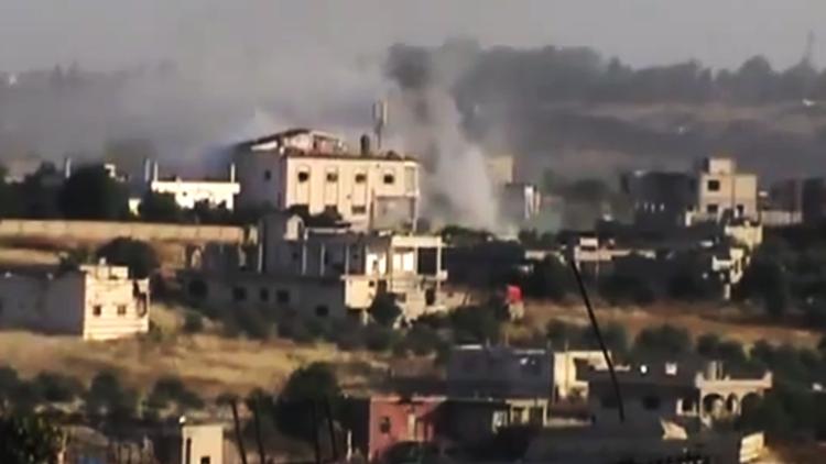 angreb. Dette billede stammer fra en amatør-video distribueret fra Shaam News Network og viser angiveligt røg, der stiger til vejrs fra byen Rastan i Homs-provinsen, efter et angreb fra syriske regeringstropper. Billedet er videregivet af AP, der ikke kan verificere billedets autencitet. 