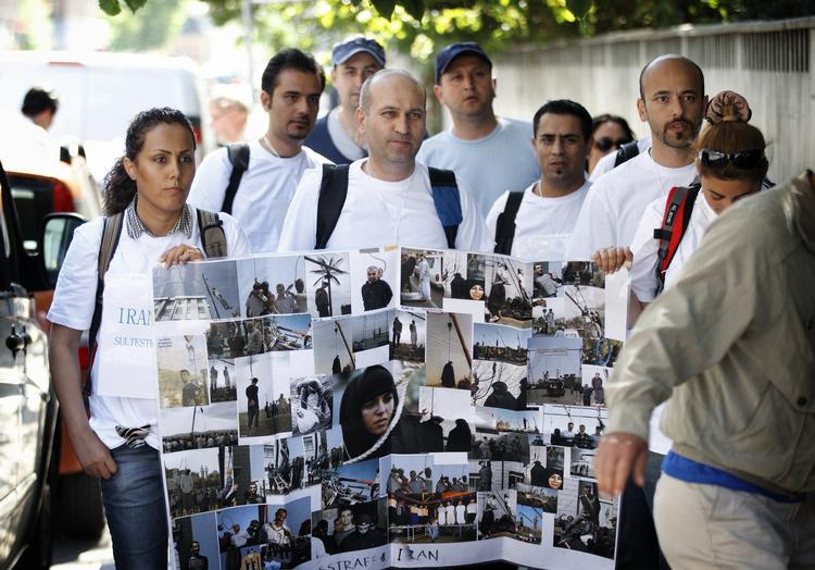 Barndom. Enhedslistens politiske ordfører Johanne Schmidt-Nielsen er nervøs for, at flere af asylansøgernes børn risikerer at tilbringe deres barndom på landets asylcentre, hvis ikke regeringens asyludspil bliver ændret. 
