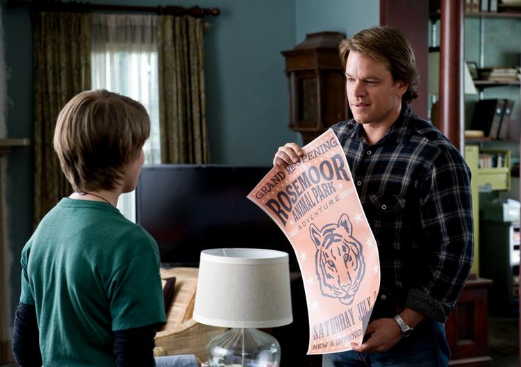 Familiehygge. Efter sin kones død bliver journalisten Benjamin Mee (Matt Damon) fuldtidsfar og zoo-ejer i en sukkersød historie fra den nogenlunde virkelige verden. 