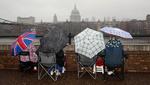 regn. Regnen har styrtet ned over Storbritannien i denne måned. Under dronning Elizabeths jubilæumsfejring, som billedet her stammer fra, var de fleste arrangementer præget af vejrforholdene. Lige siden har regnen fortsat, og de kommende dage byder på op til 200 millimeter i dele af landet. 