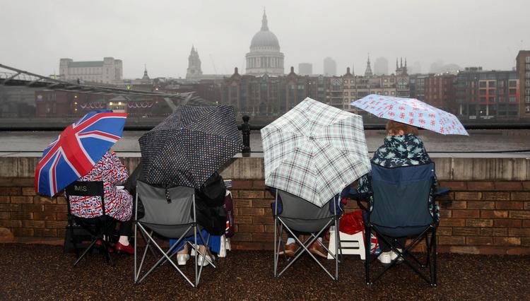 regn. Regnen har styrtet ned over Storbritannien i denne måned. Under dronning Elizabeths jubilæumsfejring, som billedet her stammer fra, var de fleste arrangementer præget af vejrforholdene. Lige siden har regnen fortsat, og de kommende dage byder på op til 200 millimeter i dele af landet. 
