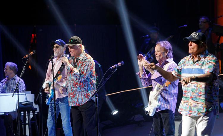 Musik. Et live-album med The Beach Boys har fået en ordentlig tur gennem Auto-Tune-maskinen. 