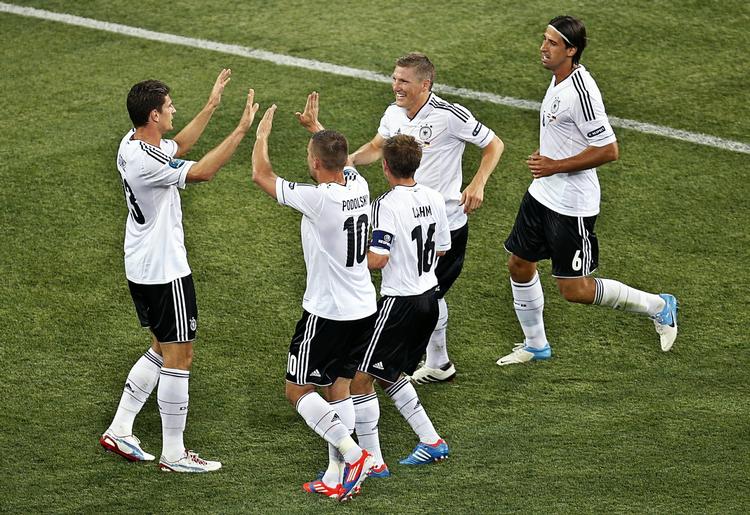 Torjäger. Mario Gomez er med sine to mål mod Holland oppe på tre i alt ved EM. Han er dermed delt topscorer. 