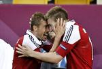 POINTTVANG. Danmark skal slå Tyskland eller have uafgjort og hjælp fra Holland for at komme videre, hvos Jakob Poulsen og Nicklas Bendtner skal juble igen på søndag. 