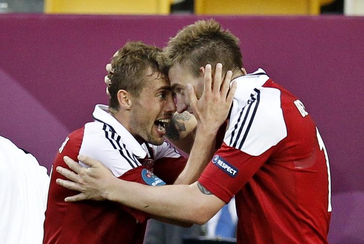 POINTTVANG. Danmark skal slå Tyskland eller have uafgjort og hjælp fra Holland for at komme videre, hvos Jakob Poulsen og Nicklas Bendtner skal juble igen på søndag. 