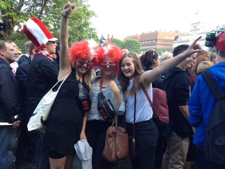 Folkefest. Mange havde valgt at klæde sig festligt på i rød-hvide farver. 