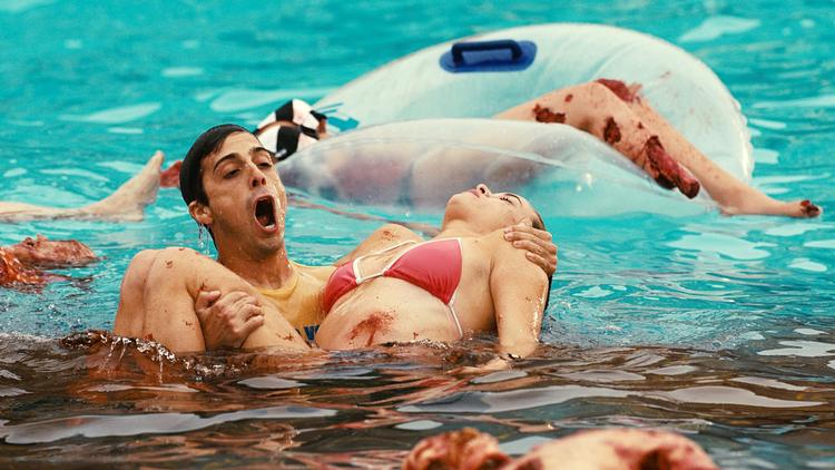 Druknet. 'Piranha 3DD' udspiller sig i et pornoficeret badeland, hvor nybarberede havfruemisser reddes af russiske strippere, mens filmens humor drukner i plathed. 