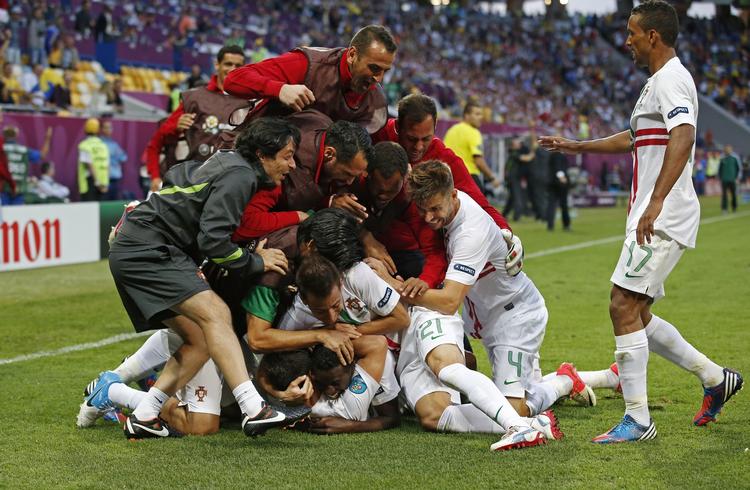 JUBEL. Da 2-0 var blevet til 2-2 slog Portugal alligevel til, og det skabte vild jubel efter scoringen. 