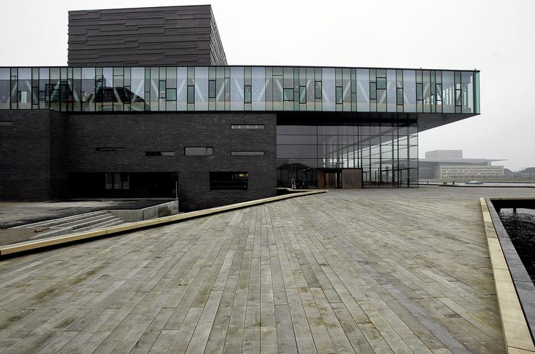KONKURRENCE. Skuespilhuset i København er bygget af arkitekterne Lundgaard &amp; Tranberg, som i 2002 vandt  Kulturministeriets arkitektkonkurrene. 