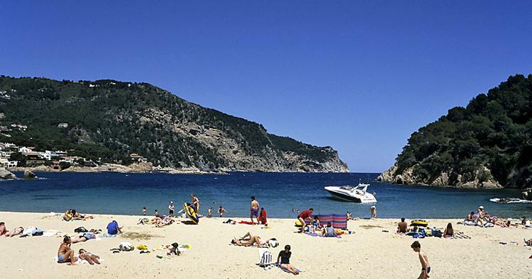 BILLIGT. Det er blandt andet Costa Brava i Spanien, der kan fås for billige penge, hvis du rejser inden sommerferien begynder. 