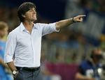 KONCENTRERET. Tyskland kan stadig ryge ud med et nederlag til Danmark, så Joachim Löw stiller med stærkeste hold på søndag. 