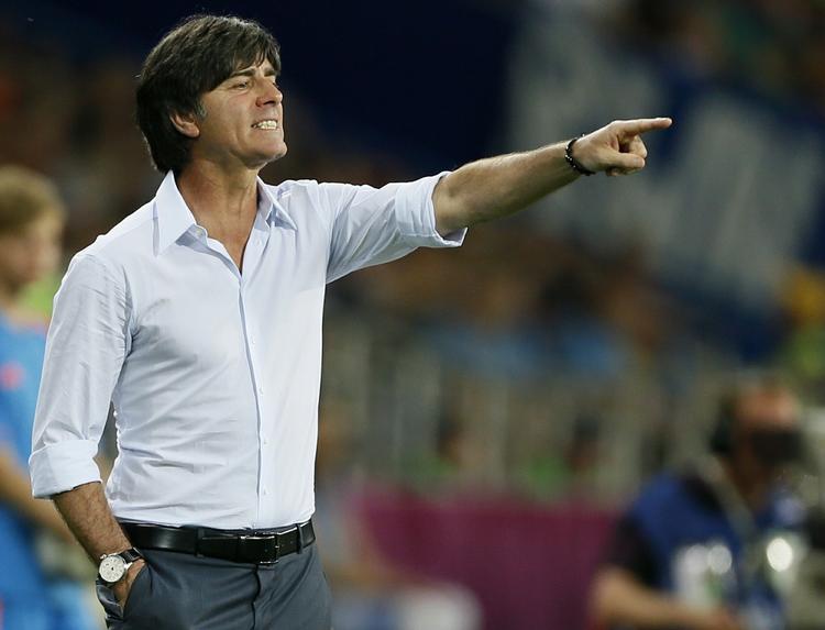 KONCENTRERET. Tyskland kan stadig ryge ud med et nederlag til Danmark, så Joachim Löw stiller med stærkeste hold på søndag. 