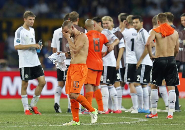 skuffet. For to år siden var Wesley Sneijder den store helt, da Holland nåede finalen. Nu er den skuffede hollænder tæt på en tidligt hjemrejse fra EM. 