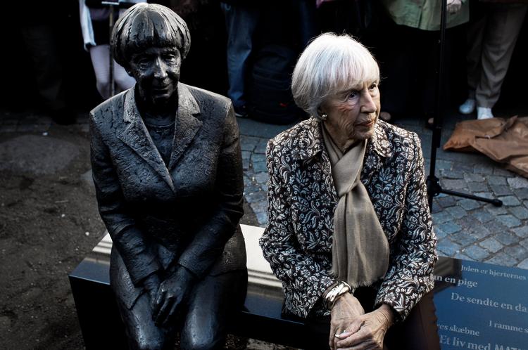 fødselsdag. I 2010 lavede den fynske kunstner Mette Agerbæk en skulptur af journalisten og forfatteren Lise Nørgaard. Lise Nørgaard var selv til stede ved afsløringen på torvet i Roskilde. 