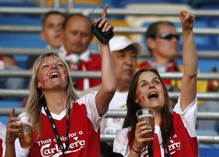 humør. De danske roligans satte deres præg på bybilledet og på stadion i Lviv. 