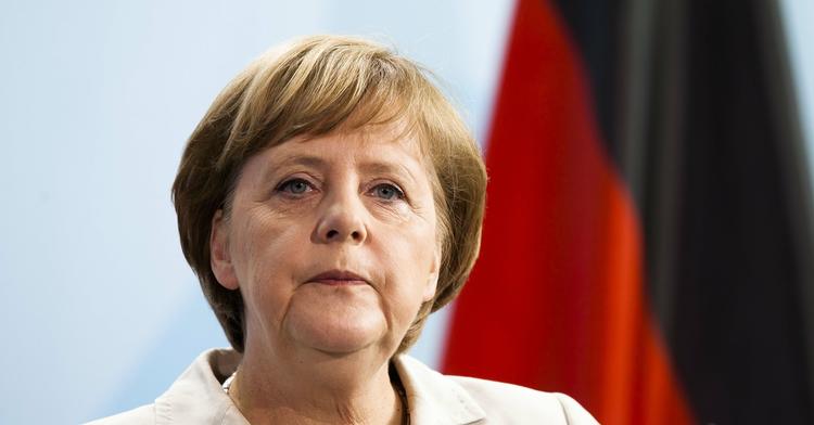 flertalssøgende. Angela  Merkels regering har ikke mandater nok i det tyske parlament til at sikre det nødvendige to tredjedels flertal for finanspagten. Derfor har hun indgået en aftale med Socialdemokraterne og De Grønne. 