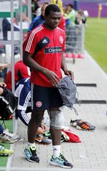 duel. Jores Okore forlader dagens træning med is på knæet. 