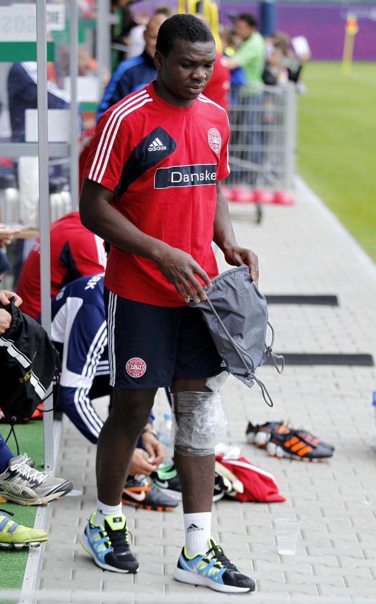 duel. Jores Okore forlader dagens træning med is på knæet. 