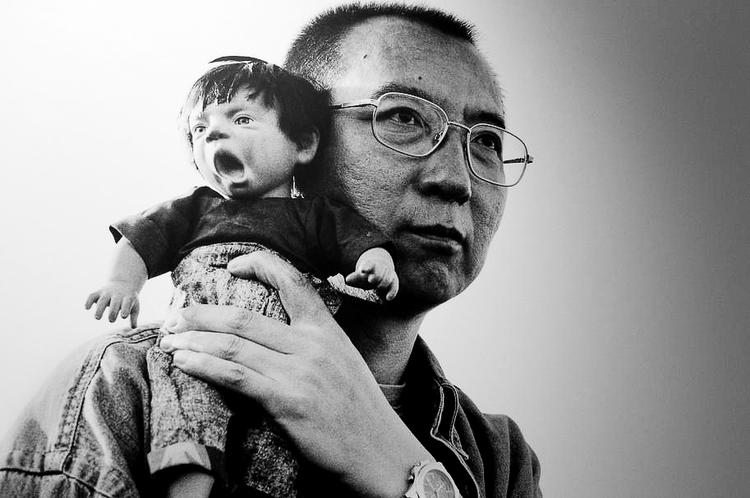 Fredspris. Liu Xiaobo med en dukke på et billede, der blev smuglet ud af Kina, lige inden han først kom i husarrest og derefter blev idømt 11 års fængsel. 