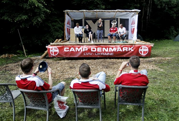kulturelt. Den danske fanlejr 'Camp Denmark' har ikke så mange finkulturelle tilbud, men fodboldturisterne kommer alligevel afsted til forskellige arrangementer i Ukraine mellem kampene. 