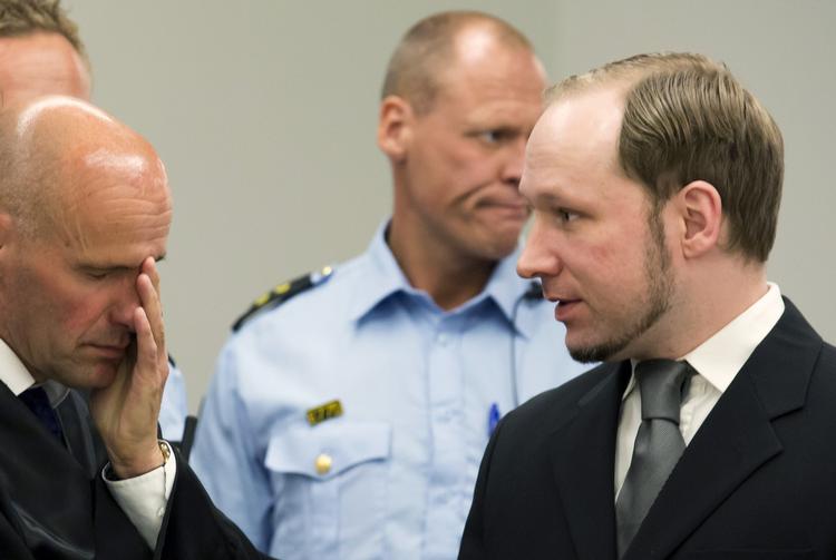 Den norske massemorder Anders Behring Breiviks mor blev interviewet af retspsykiaterne til den første rapport, der erklærede ham utilregnelig. I dag gennemgik de to psykiatere rapporten. 
