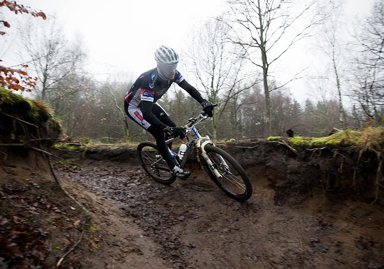 FREDFYLDT. Mountainbikere fra klubben Nord Cycling har været med til at planlægge dette spor i Lundby Bakker. Til gengæld lover de at holde sig fra hundelufternes  stier. Foto:  Ketil Løjten 