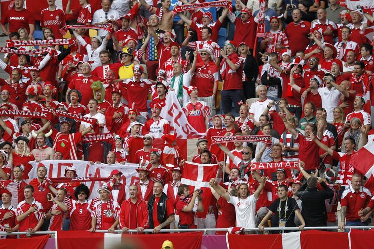 opbakning. Danske roligans på stadionet 'Arena Lviv' før kampen mod Portugal. 