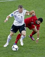 STJERNE. Bastian Schweinsteiger (tv) var med to målgivende afleveringer manden bag Tysklands 2-1-sejr over Holland. 