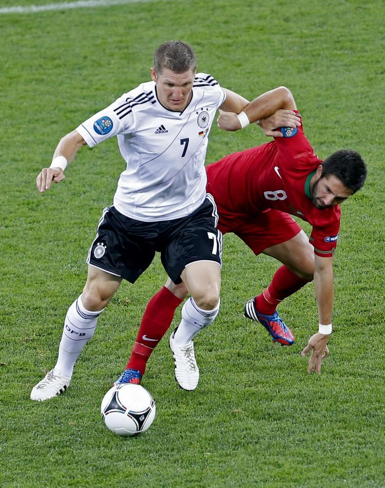 STJERNE. Bastian Schweinsteiger (tv) var med to målgivende afleveringer manden bag Tysklands 2-1-sejr over Holland. 