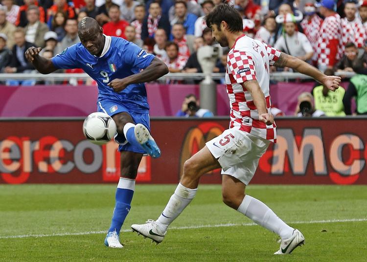 PÅLIDLIG. Vedran Corluka og hans forsvarskolleger fik holdt farlige Mario Barlotelli fra at score mod dem. 